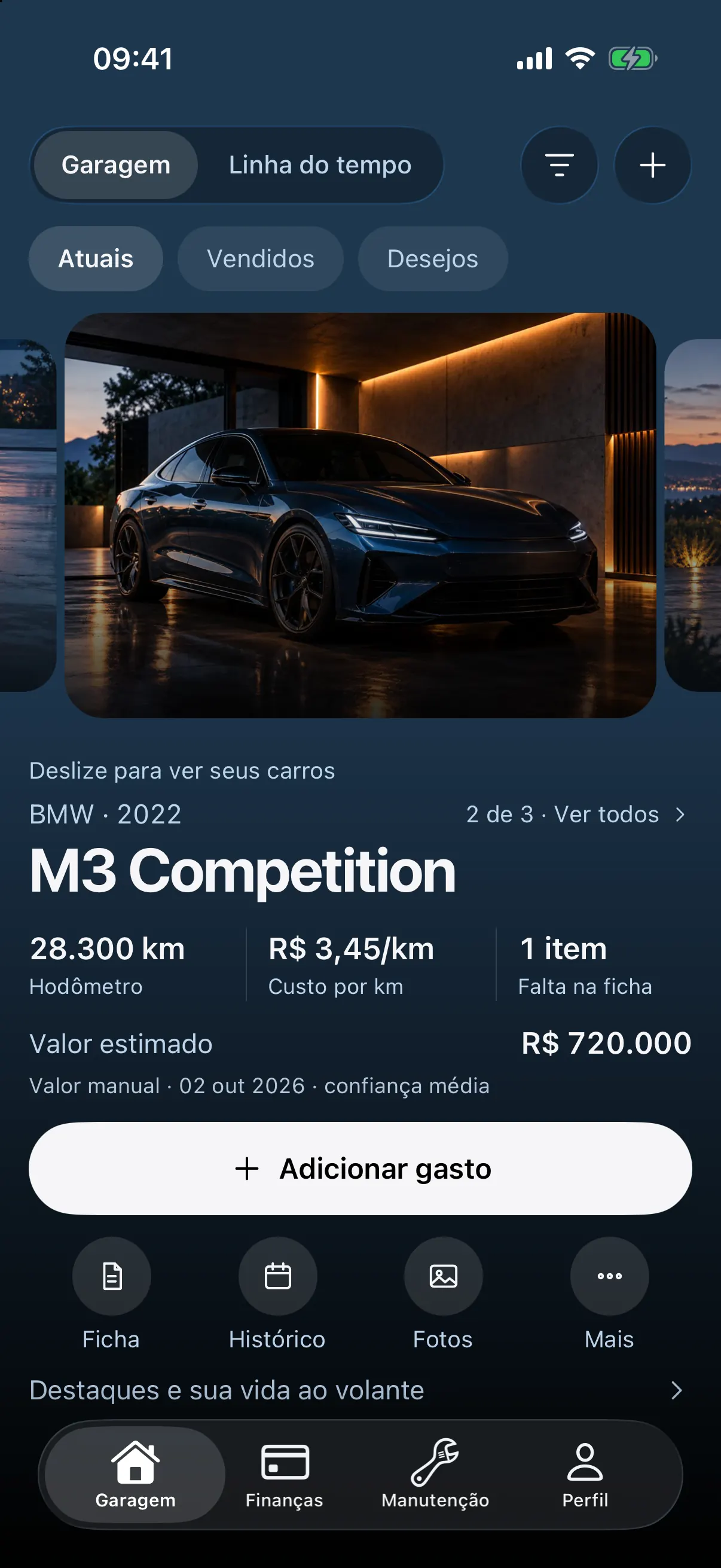 A Garagem no AutoFolio: um BMW M3 Competition azul no carrossel de carros, tingido pela foto, com quilometragem, custo por km e valor estimado